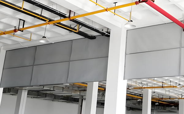 商场防烟分区常闭节点：印台挡烟垂壁高度与控制器接线图解