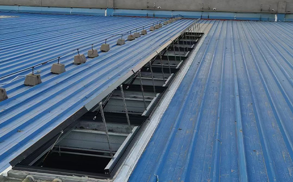 某城市大型商业综合体中庭印台排烟窗工程