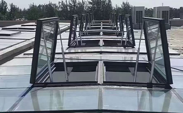 某工业制造厂房高侧窗排烟系统建设 某工业制造厂房高侧窗排烟系统建设