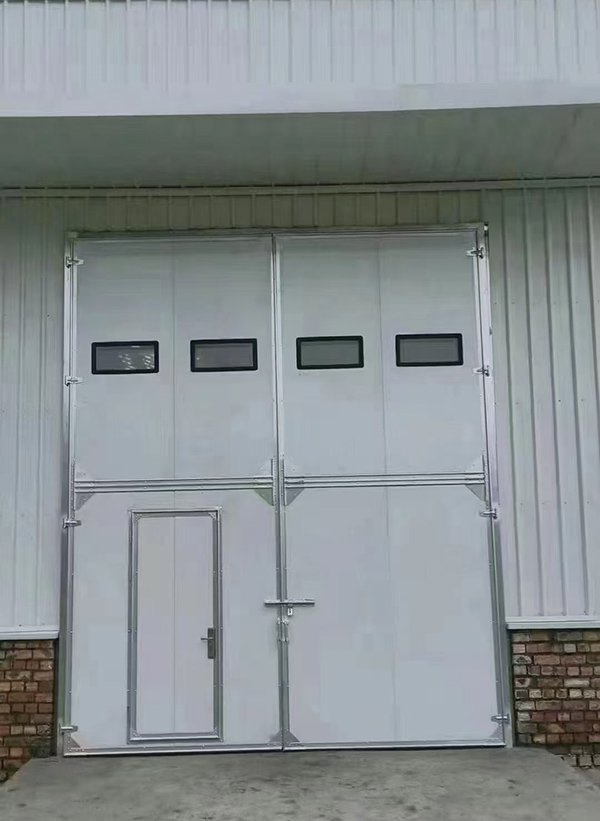 印台工业门在设备装配车间出入口的实施记录